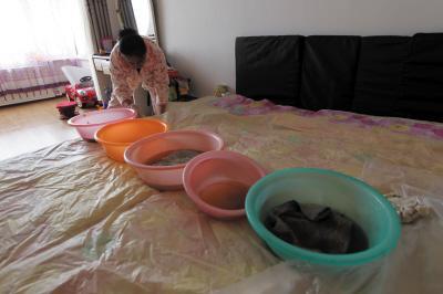 博白楼上漏水，住户失联，小区没物管，业主维权难！律师来支招……
